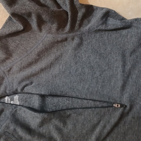 Patagonia thumb hole top - Picture 16 of 16